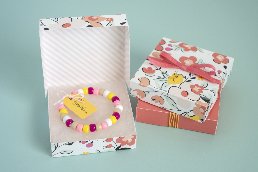 get this FREE Jewelry box svg and 19 other freebies for Mother's Day crafts.